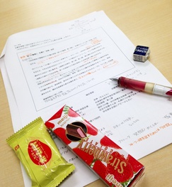 配布されたプリントと頂いたお菓子