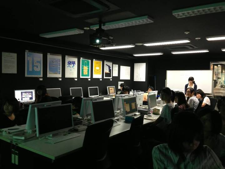 名古屋コミュニケーションアート専門学校でお話ししている様子